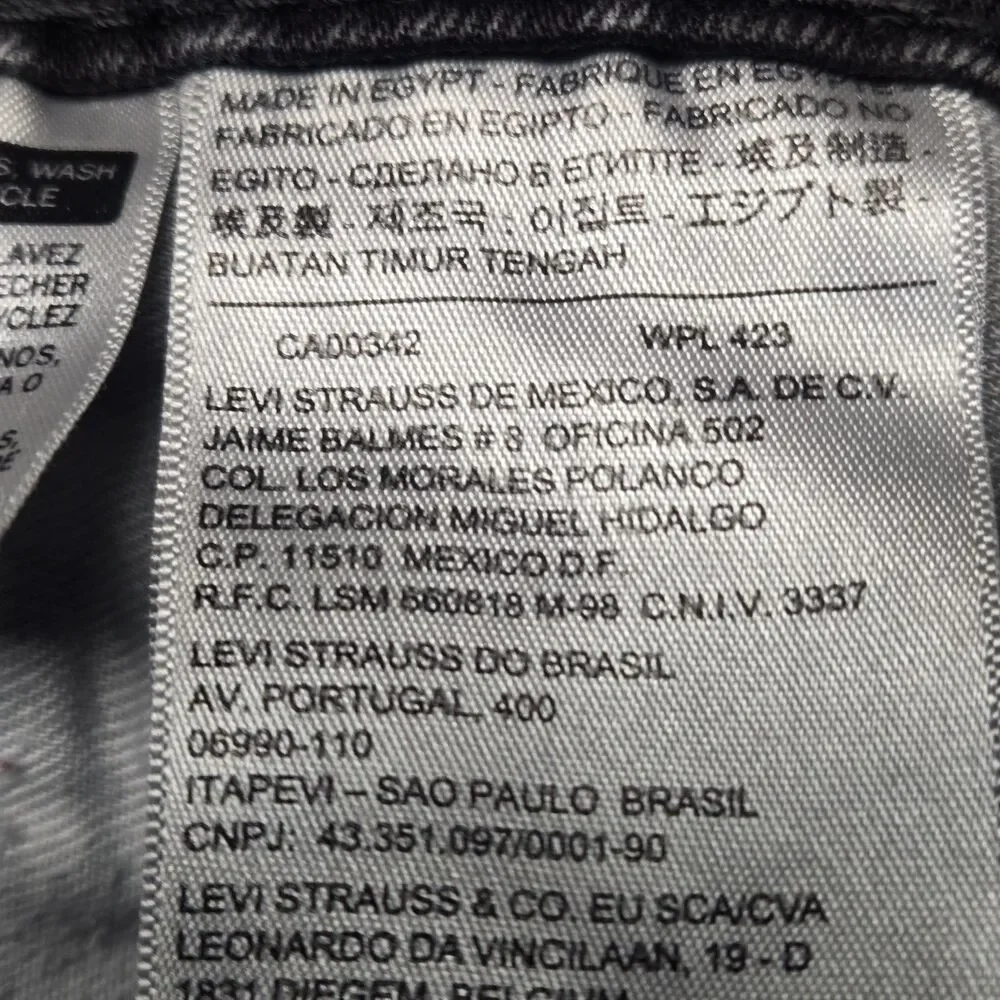 Levis modern yet
